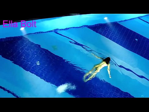 ❤️ Non podo deixar de mirar, unha moza loira que é sorprendida nadando espida na piscina do resort ELLA BOLT ❤️ Porno en nós ️❤