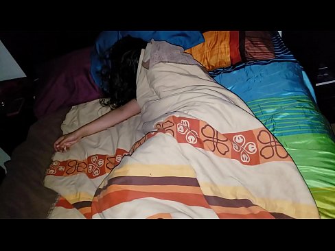 ❤️ Fillastro reprendendo á súa nova madrasta mentres ela dorme. ❤️ Porno en nós ️❤