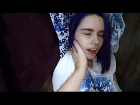 ❤️ Atopo a miña irmá no armario e axudouna a correrse ❤️ Porno en nós ️❤